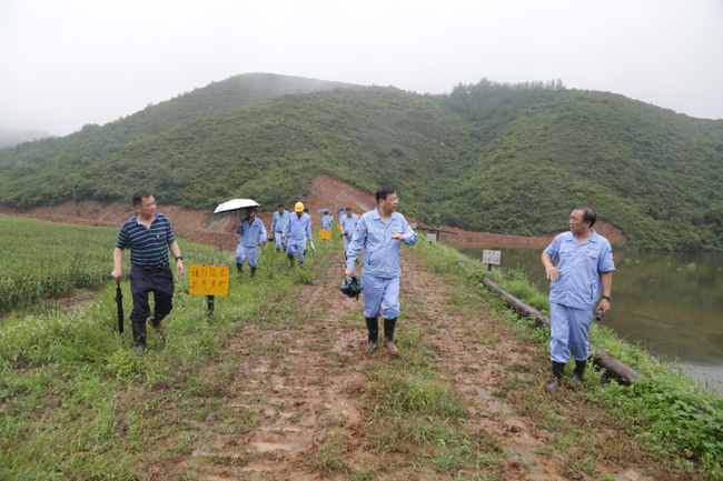 萬(wàn)基控股董事長(cháng)李躍民帶隊冒雨檢查防汛工作